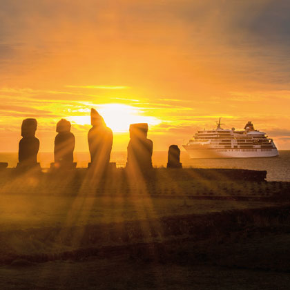 MS EUROPA von Hapag-Lloyd Cruises Kreuzfahrtschiff vor den Osterinseln bei Sonnenuntergang